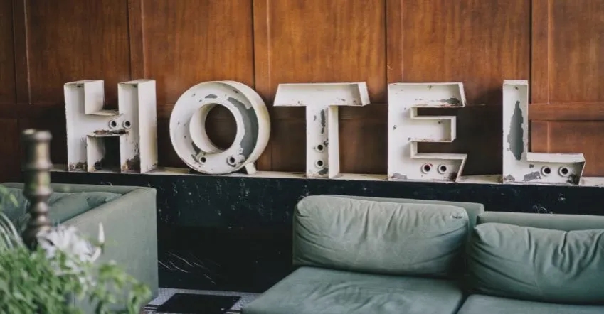 Jak szukać tanich noclegów i unikać ukrytych kosztów rezerwacji
